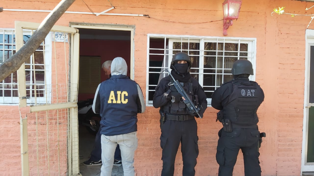 Los procedimientos de este lunes tuvieron lugar en calle Guillermo Tell y Bermúdez y en Pje. 525 al 500.