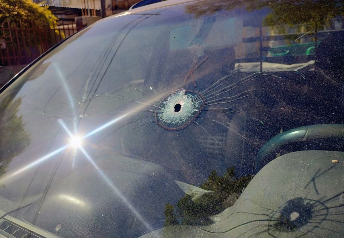 En barrio Parque Casas, zona norte de Rosario, una r&aacute;faga de disparos perfor&oacute; una Fiat Strada gris con al menos 13 impactos.