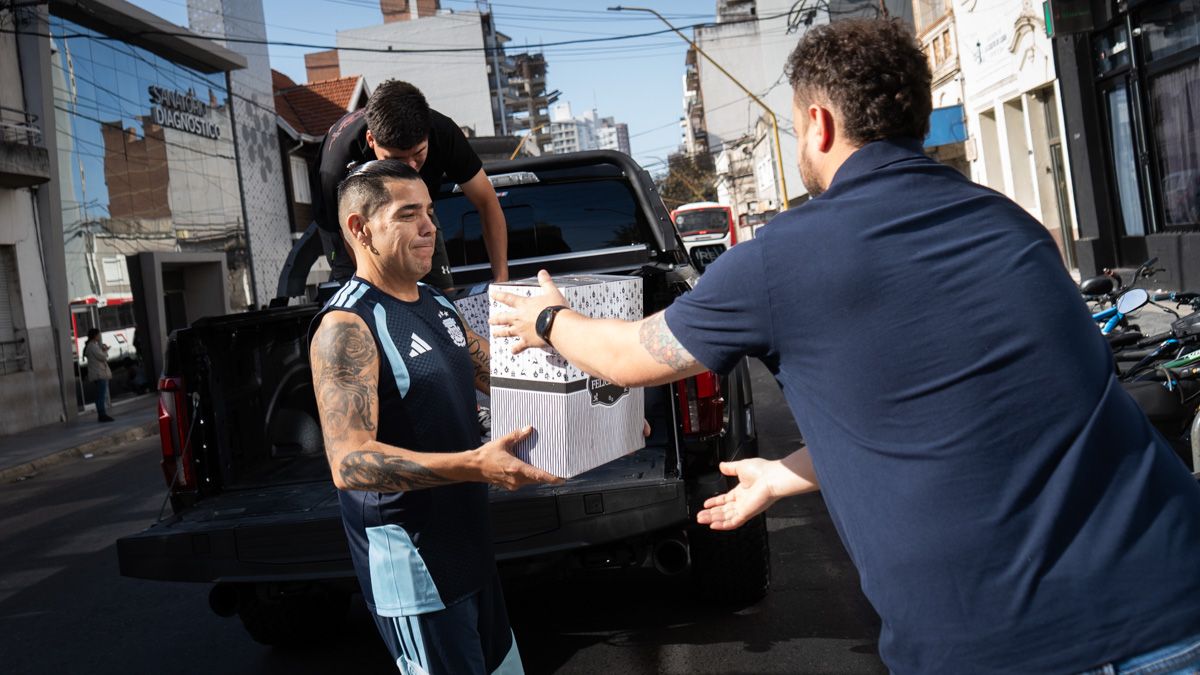 Coty Hern&aacute;ndez don&oacute; 20 cajas navide&ntilde;as a la campa&ntilde;a que impulsan Aire y Los Sin Techo.
