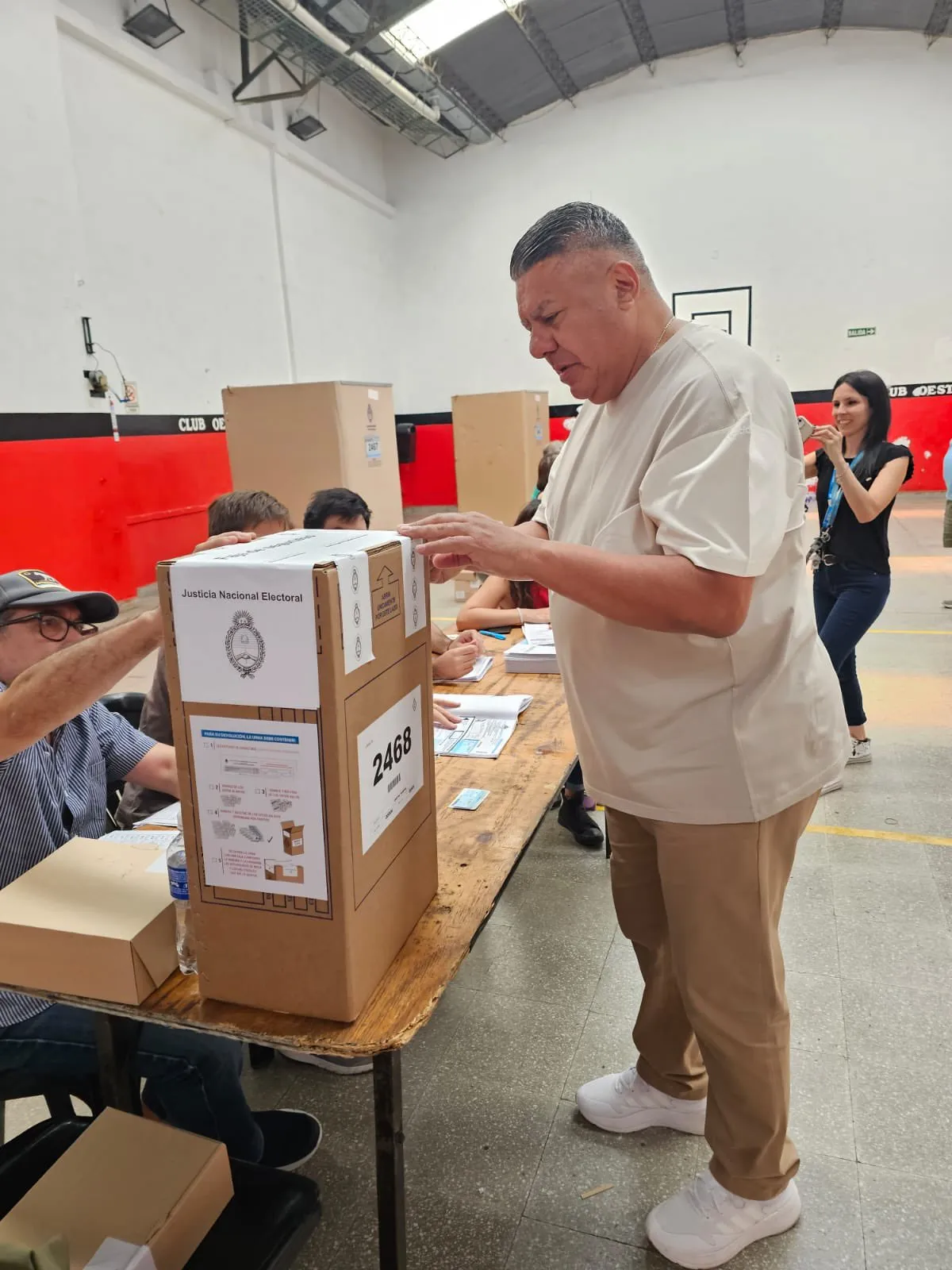 Claudio Tapia fue a votar como todos los argentinos en el Balotaje 2023. Claudio Tapia fue a votar como todos los argentinos en el Balotaje 2023.
