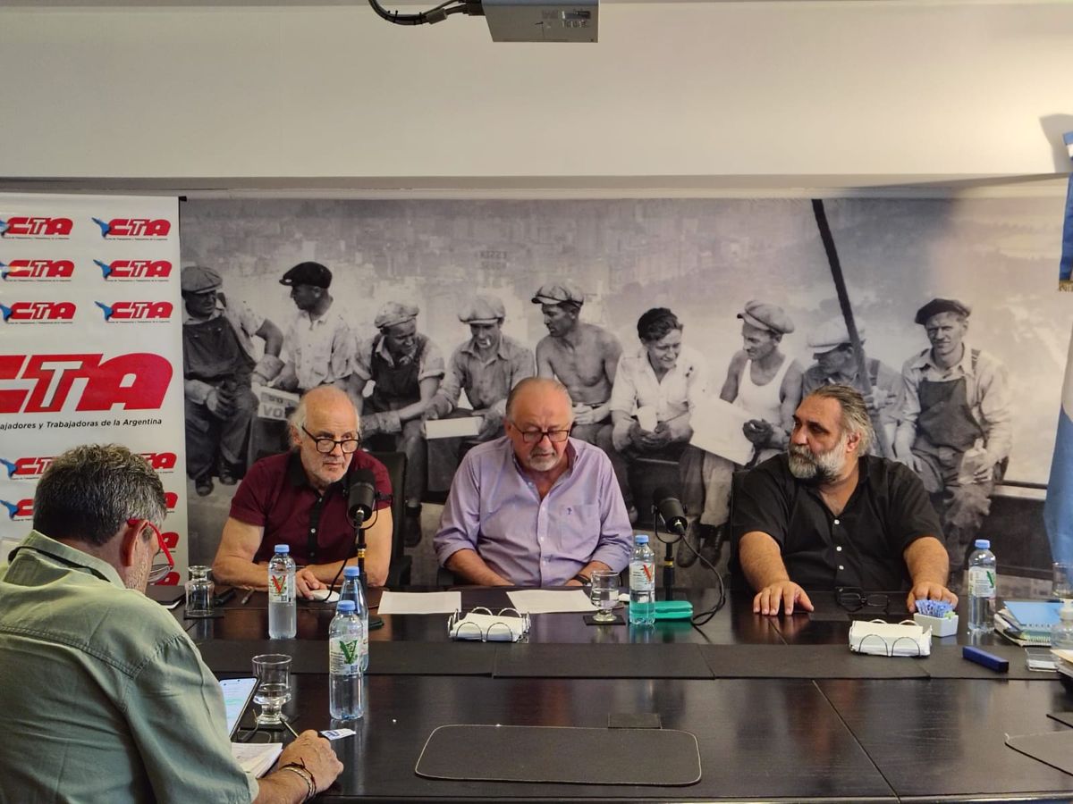 Las dos CTA mostraron diferencias al solicitar un aumento: la Central de Trabajadores, al igual que la CGT, solicitó $553.000, a partir de abril de 2026, y la CTA - Autónoma $736.000 pesos, “por encima de la línea de indigencia”.