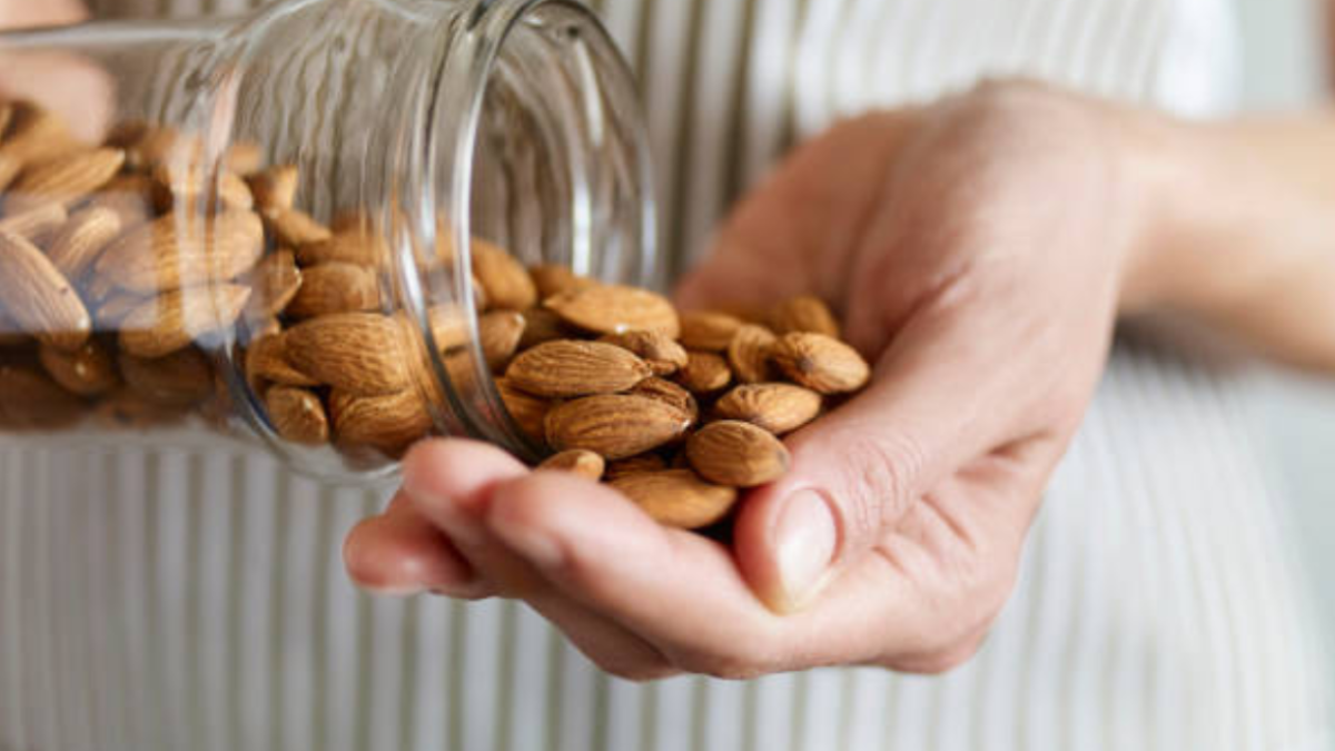 5 beneficios saludables de comer un puñado de almendras cada noche