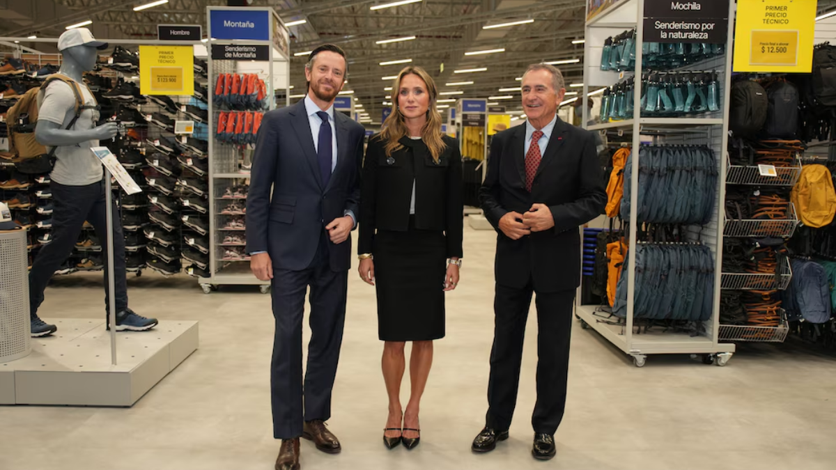 Pedro Aguirre Saravia, Sabine Moulliez y Manuel Antelo, socios en el Grupo One, que decidió traer la franquicia de Decathlon a la Argentina Pedro Aguirre Saravia, Sabine Moulliez y Manuel Antelo, socios en el Grupo One, que decidió traer la franquicia de Decathlon a la Argentina