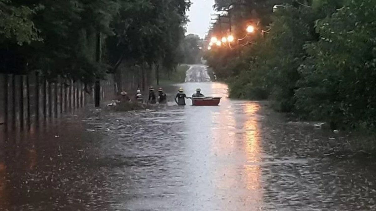 Buscan intensamente a un remisero que cayó en una boca de tormentas en la localidad de Benavídez