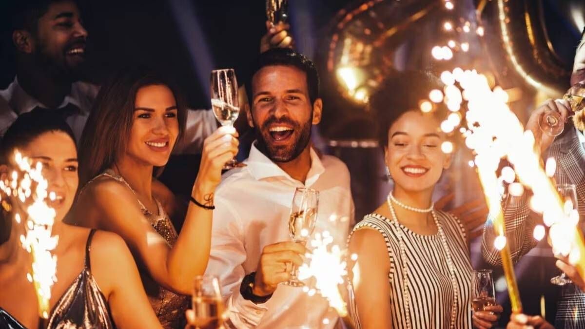 Qué significa querer pasar Año Nuevo sin familia y con amigos