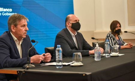 Emilio Jatón, Omar Perotti y Daniela Qüesta, durante los anuncios del viernes por la noche. Emilio Jatón, Omar Perotti y Daniela Qüesta, durante los anuncios del viernes por la noche.