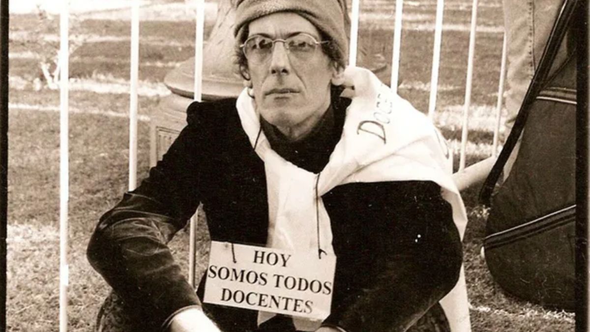 Luis Alberto Spinetta brindó su apoyo a los docentes en la Carpa Blanca durante las protestas de 1997. Luis Alberto Spinetta brindó su apoyo a los docentes en la Carpa Blanca durante las protestas de 1997.