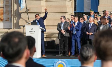 El mandatario sostuvo además que “la Revolución de Mayo nos dejó una enseñanza profunda: las transformaciones verdaderas requieren valentía. El mandatario sostuvo además que “la Revolución de Mayo nos dejó una enseñanza profunda: las transformaciones verdaderas requieren valentía.