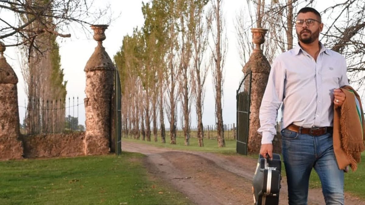 En diálogo con AIRE, Diego Zalazar contó el significado de la letra de la canción que podría ser el himno santafesino y su propia historia. En diálogo con AIRE, Diego Zalazar contó el significado de la letra de la canción que podría ser el himno santafesino y su propia historia.