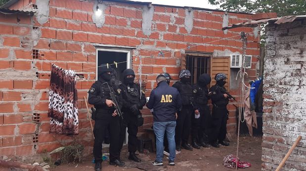 En los allanamiento también se secuestraron cueros vacunos, diversas joyas y demás elementos de interés para la investigación.