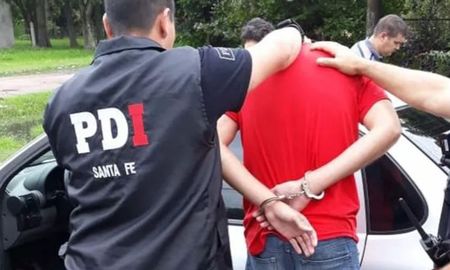 A fines de diciembre de 2019, un comisario fue detenido en el marco de la investigación de juego clandestino en el norte de Santa Fe. A fines de diciembre de 2019, un comisario fue detenido en el marco de la investigación de juego clandestino en el norte de Santa Fe.