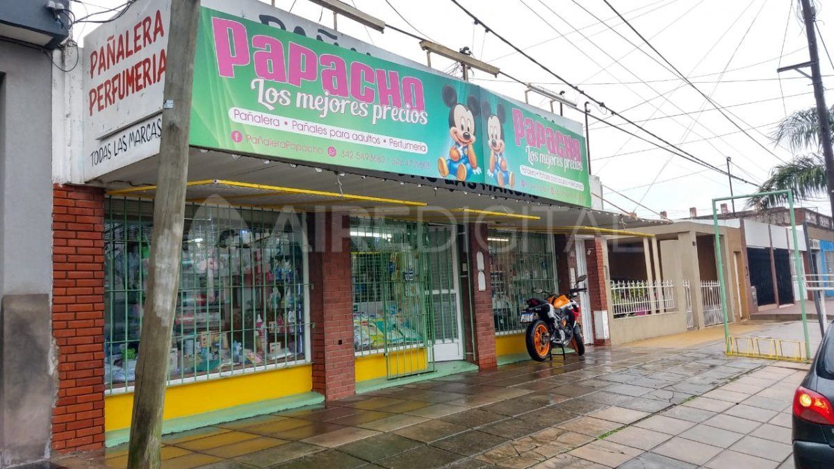 Rapirobo: entró con la empleada a la pañalera, le sacó la cartera y en segundos escapó