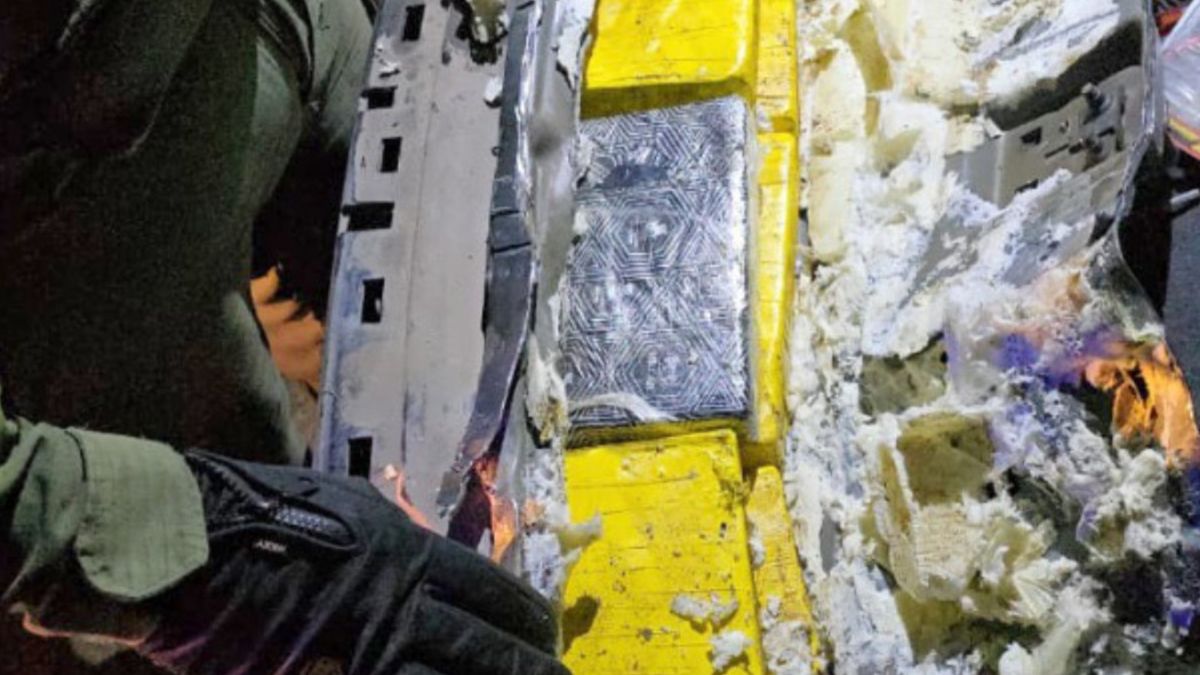 Así iba escondida la droga en la camioneta interceptada en Ceres. 