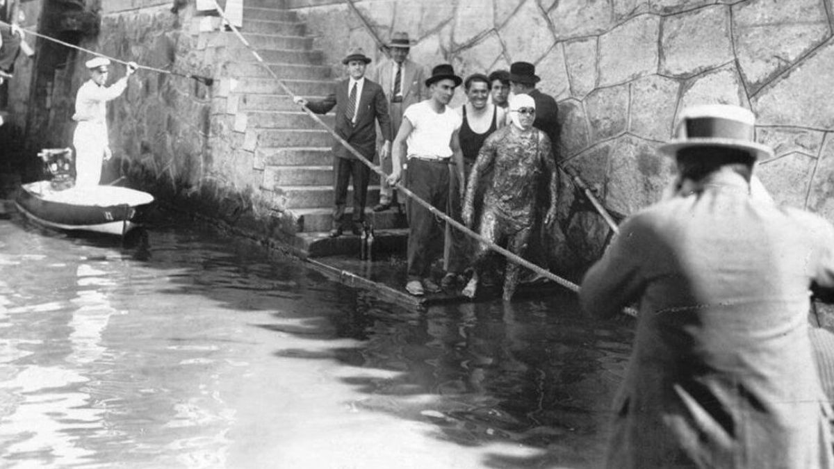 Así se lanzaba al agua en cada raid: untado en lanolina, para protegerse del frío y que no se lesionara su piel. En cada una de sus pruebas, pasaba días sin dormir, soportando tormentas, crecidas, frío, hambre, cansancio y dolores musculares. Se alimentaba con mate cocido, café y frutas y, además, sus acompañantes le cantaban o hacían sonar distintos instrumentos musicales para que no se durmiera. Así se lanzaba al agua en cada raid: untado en lanolina, para protegerse del frío y que no se lesionara su piel. En cada una de sus pruebas, pasaba días sin dormir, soportando tormentas, crecidas, frío, hambre, cansancio y dolores musculares. Se alimentaba con mate cocido, café y frutas y, además, sus acompañantes le cantaban o hacían sonar distintos instrumentos musicales para que no se durmiera.