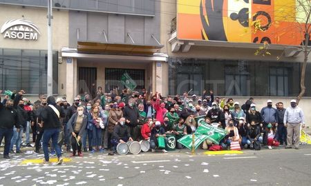 trabajadores municipales se manifestaron frente a asoem y exigieron un 9% de aumento trabajadores municipales se manifestaron frente a asoem y exigieron un 9% de aumento