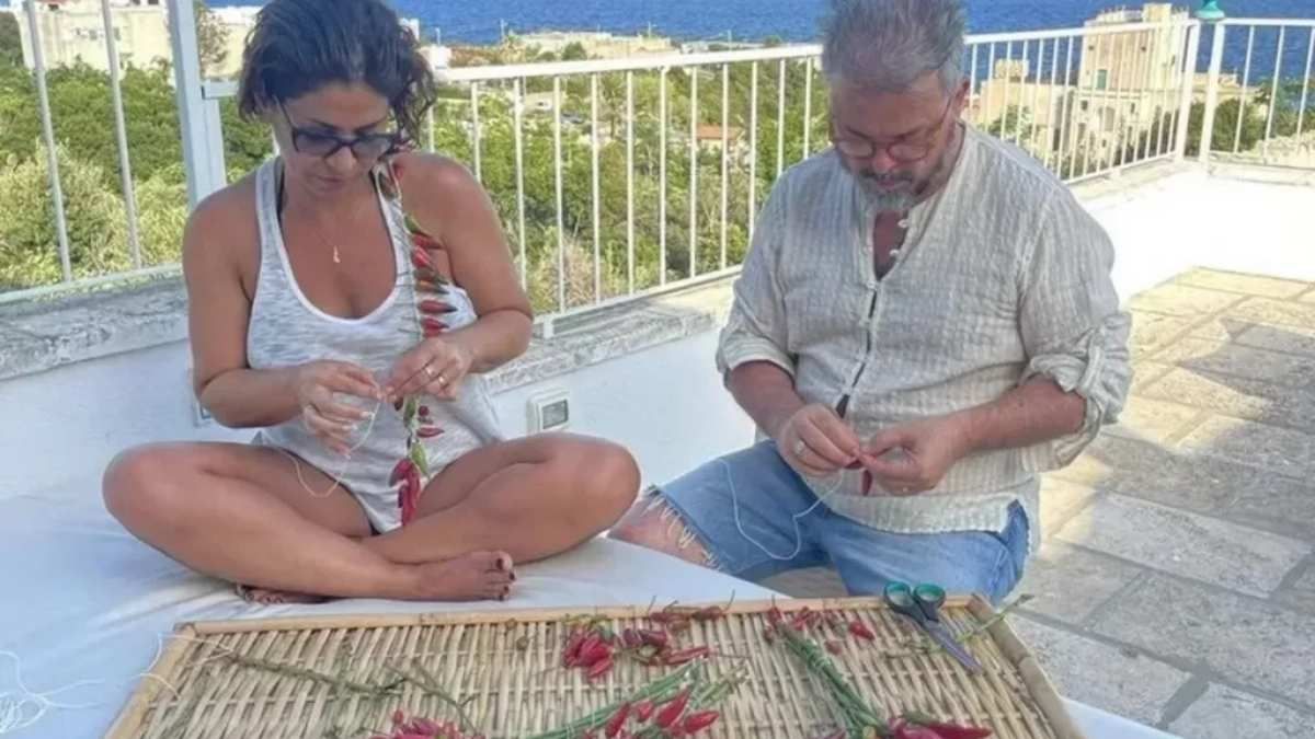 Donato de Santis disfruta de la calma en Puglia, Italia, junto a su esposa Micaela. 