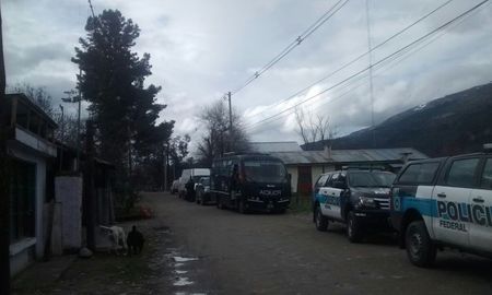 allanan la casa donde vivia santiago maldonado en el bolson allanan la casa donde vivia santiago maldonado en el bolson