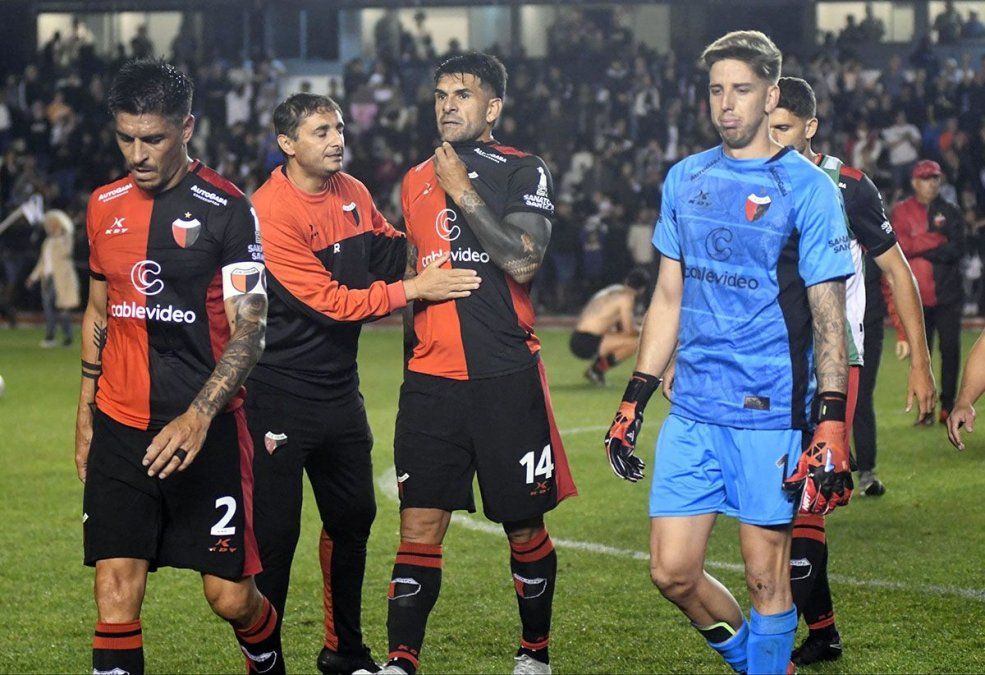 Final del partido. El arquero Tomás Giménez deja la cancha junto a Paolo Goltz y Javier Toledo.