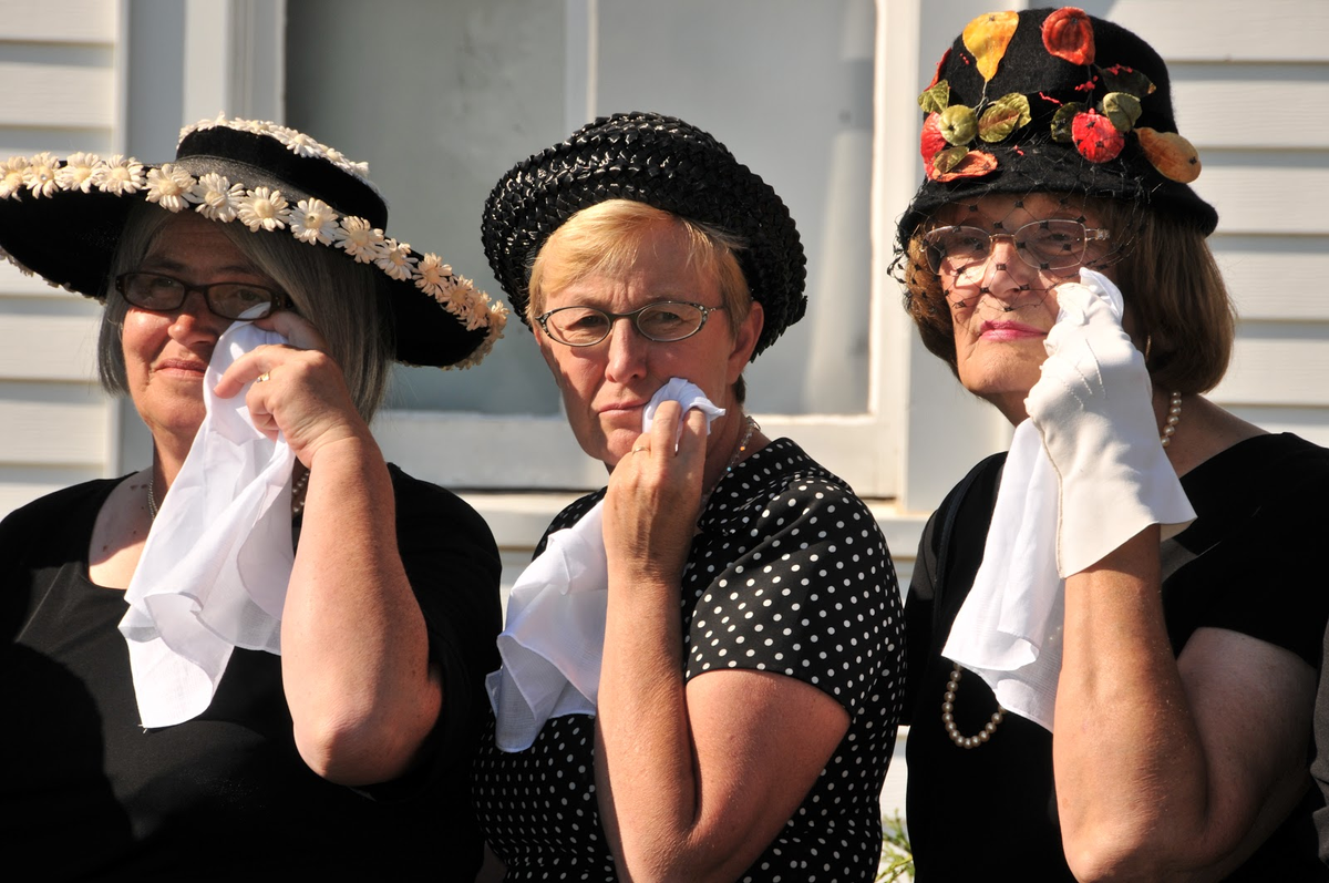 Estas lloronas eran contratadas porque se creía que los llantos que emitían limpiaban el alma del difunto de pecados facilitando así su alcance rápido a la gloria eterna..