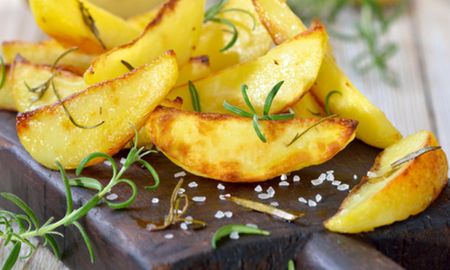 Papas fritas sin aceite para disfrutar un snack saludable. Papas fritas sin aceite para disfrutar un snack saludable.