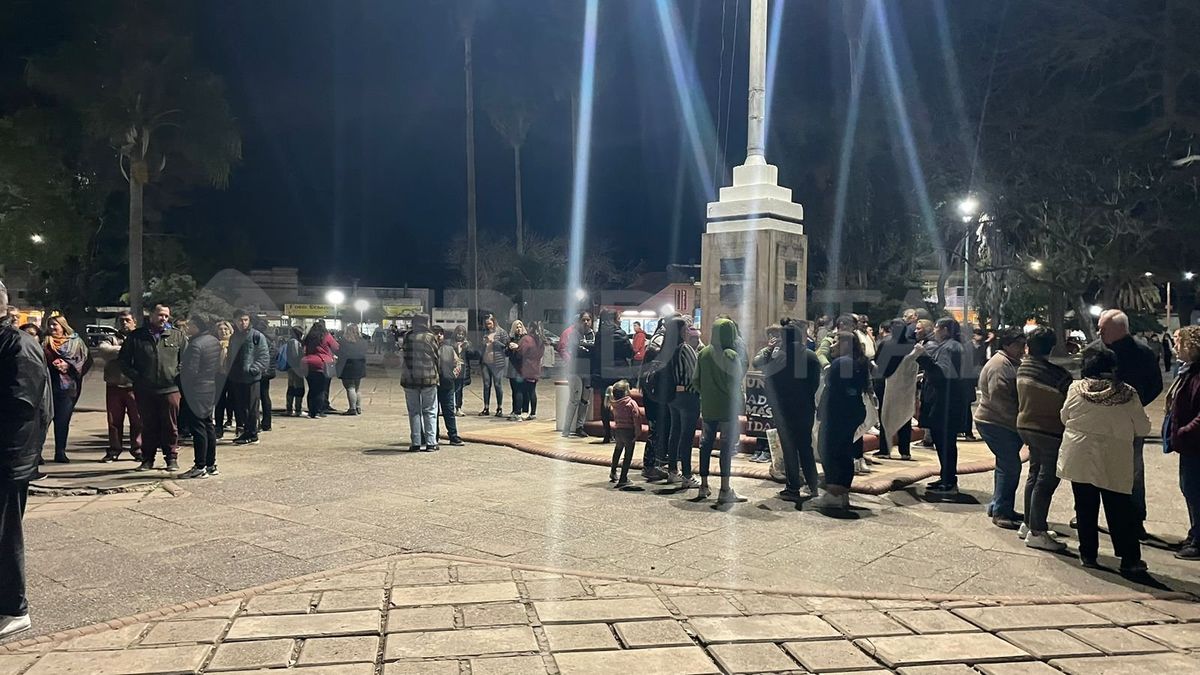 Los vecinos de Laguna Paiva se congregaron en la Plaza principal de la ciudad y pidieron más seguridad. Los vecinos de Laguna Paiva se congregaron en la Plaza principal de la ciudad y pidieron más seguridad.