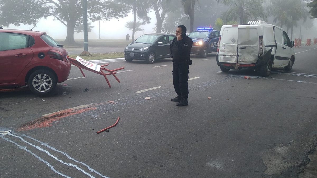 El accidente ocurrió cuando el conductor de un Peugeot 208 rojo, quien circulaba a más de 100 km/h en dirección norte-sur, intentó esquivar un colectivo de gran porte, perdió el control del vehículo. El accidente ocurrió cuando el conductor de un Peugeot 208 rojo, quien circulaba a más de 100 km/h en dirección norte-sur, intentó esquivar un colectivo de gran porte, perdió el control del vehículo.