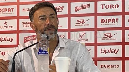 Crisis en Unión: colgaron una bandera con un contundente mensaje apuntado al Kily González