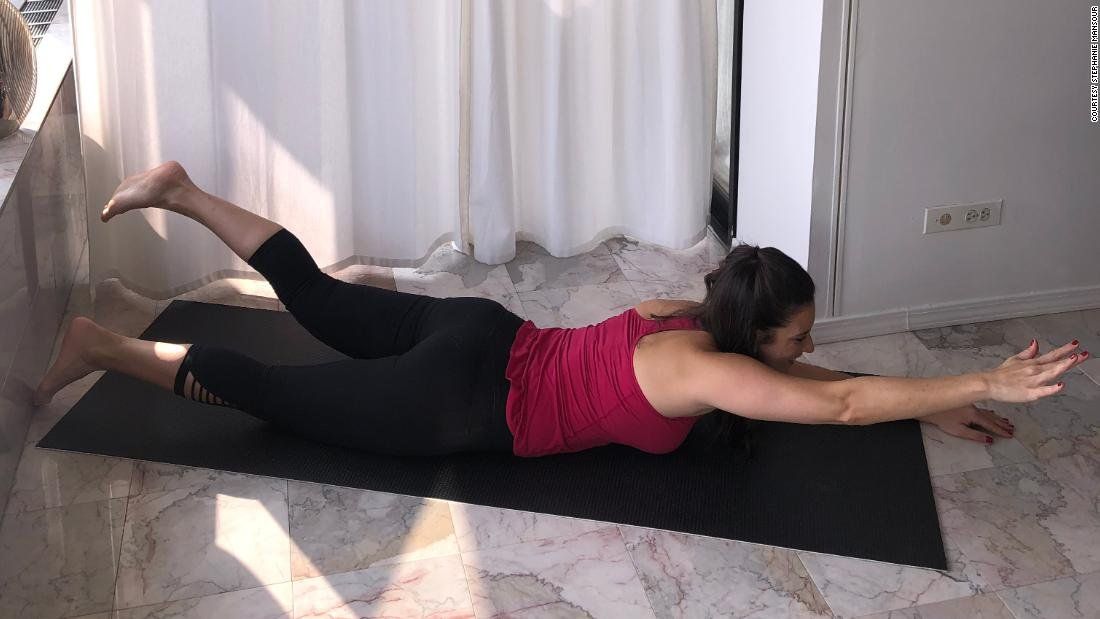 Este ejercicio entrena la parte posterior del cuerpo para trabajar en oposición para mejorar el equilibrio y la fuerza y movilidad de la columna