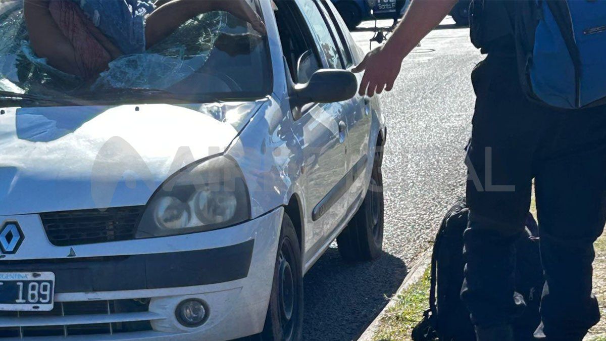 Un menor quedó incrustado en el parabrisas de un vehículo.