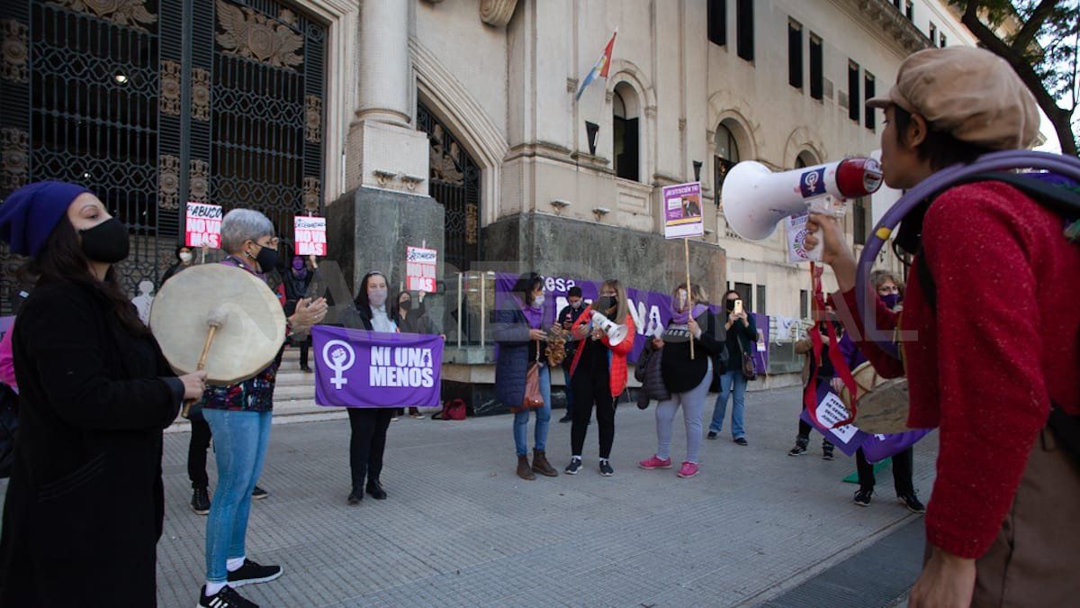 Militantes feministas de distintas agrupaciones pidieron la destitución del juez Rodolfo Mingarini.