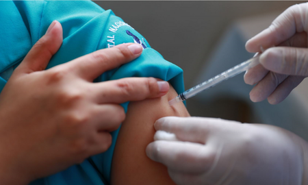 En Perú, centenares de médicos, enfermeras y trabajadores de apoyo recibieron la primera dosis de la vacuna. En Perú, centenares de médicos, enfermeras y trabajadores de apoyo recibieron la primera dosis de la vacuna.