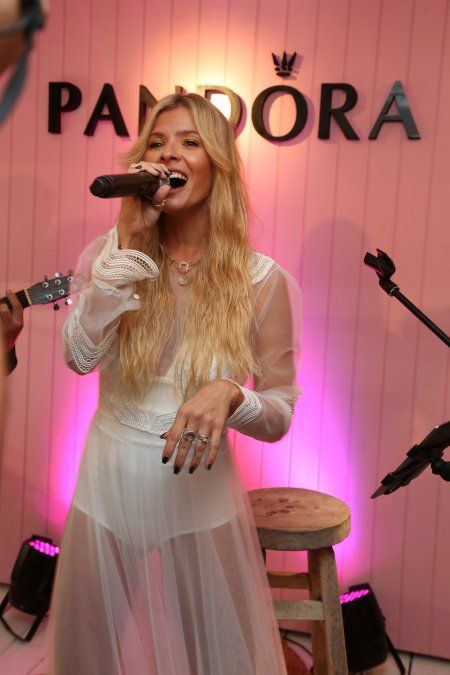 En más de una ocasión, la China Suárez se mostró cantando en público.