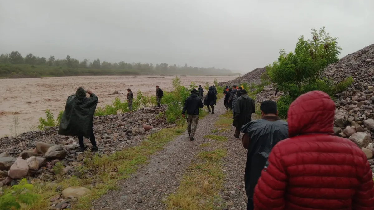 Buscan a una niña que fue arrastrada por la crecida del río Grande en Jujuy Buscan a una niña que fue arrastrada por la crecida del río Grande en Jujuy