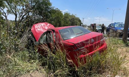 Un Fiat Siena terminó en la banquina tras esquivar un perro. Un Fiat Siena terminó en la banquina tras esquivar un perro.