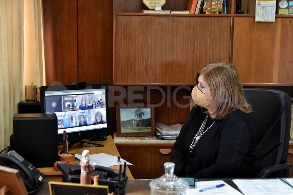 En la última reunión del Ministerio de Educación con los gremios, la ministra Adriana Cantero anunció la creación de una línea del 0800 covid destinada a las escuelas que deban informar casos sospechosos o confirmados en las burbujas.