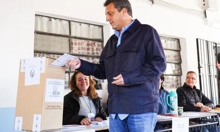 El líder del Frente Renovador, Sergio Massa, votó este domingo en Tigre y afirmó que el proceso electoral está funcionando muy bien. El líder del Frente Renovador, Sergio Massa, votó este domingo en Tigre y afirmó que el proceso electoral está funcionando muy bien.