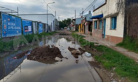 La protesta fue en calles Avenida José Gorriti y Chiclana, donde un charco que abarca toda la calzada impide la circulación. La protesta fue en calles Avenida José Gorriti y Chiclana, donde un charco que abarca toda la calzada impide la circulación.