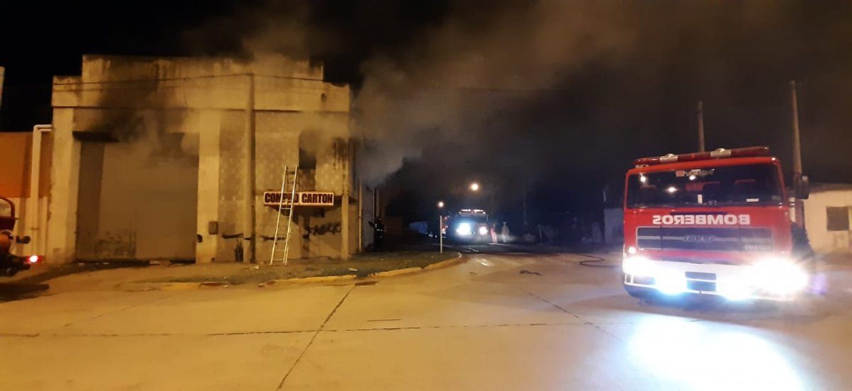 Los bomberos recibieron la alerta cerca de las 4 de la mañana