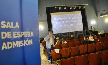 Los adultos mayores de 80 años que recibieron la vacuna, pudieron sentarse en las butacas y ver los cortometrajes de Charles Chaplin mientras se reponían. Los adultos mayores de 80 años que recibieron la vacuna, pudieron sentarse en las butacas y ver los cortometrajes de Charles Chaplin mientras se reponían.