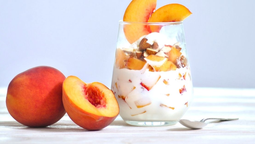 altText(Postre de durazno y yogur: la receta cremosa sin horno que es más barata que un helado)}