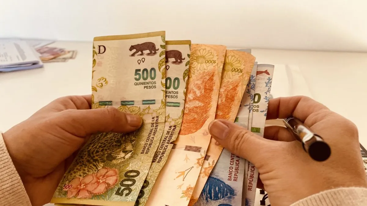 El Banco Central decidió reducir la tasa de interés para los depósitos a plazo fijo de 133% a 110% nominal anual. El Banco Central decidió reducir la tasa de interés para los depósitos a plazo fijo de 133% a 110% nominal anual.