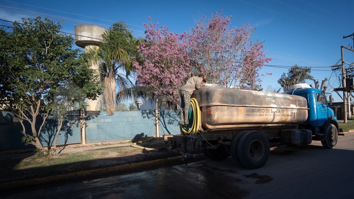 El regador de la comuna prepara el camión para transitar por las calles de Villa Minetti. El regador de la comuna prepara el camión para transitar por las calles de Villa Minetti.
