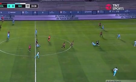 Los mediocampistas se disputaron la pelota cuando el jugador de Racing cometió una falta importante. Los mediocampistas se disputaron la pelota cuando el jugador de Racing cometió una falta importante.