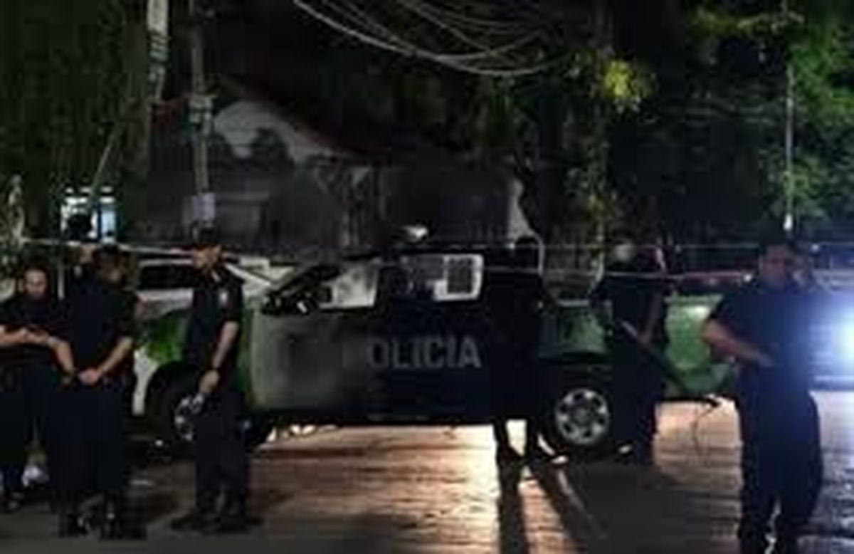 El hecho sucedi&oacute; este martes a la madrugada cuando personal policial de Tres de Febrero intent&oacute; identificar a los ocupantes de un auto Fiat Uno, pero los j&oacute;venes se dieron a la fuga y comenzaron a repeler el accionar con disparos de arma de fuego.&nbsp;