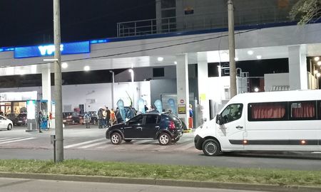 Unos 40 alumnos fueron sorprendidos por una balacera en una estación de servicio este martes a la noche. Unos 40 alumnos fueron sorprendidos por una balacera en una estación de servicio este martes a la noche.