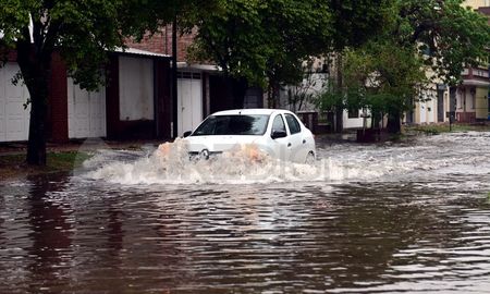 Calles anegadas, escuelas inundadas y autos bajo agua son algunas de las postales de esta jornada electoral en la capital provincial. Calles anegadas, escuelas inundadas y autos bajo agua son algunas de las postales de esta jornada electoral en la capital provincial.