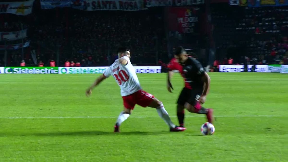 Wanchope Ábila reclamó un penal a favor de Colón pero el VAR terminó sancionando un fuera de juego que dejó sin validez su reclamo.