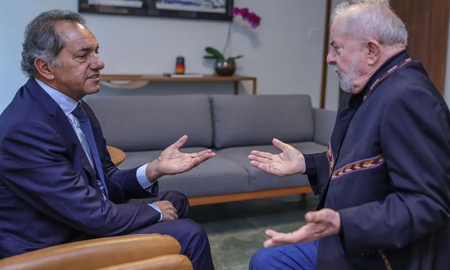 Scioli tiene grandes posibilidades de continuar en el cargo a pesar del cambio de gobierno marcado por la asunción del reciente electo presidente Javier Milei. Scioli tiene grandes posibilidades de continuar en el cargo a pesar del cambio de gobierno marcado por la asunción del reciente electo presidente Javier Milei.