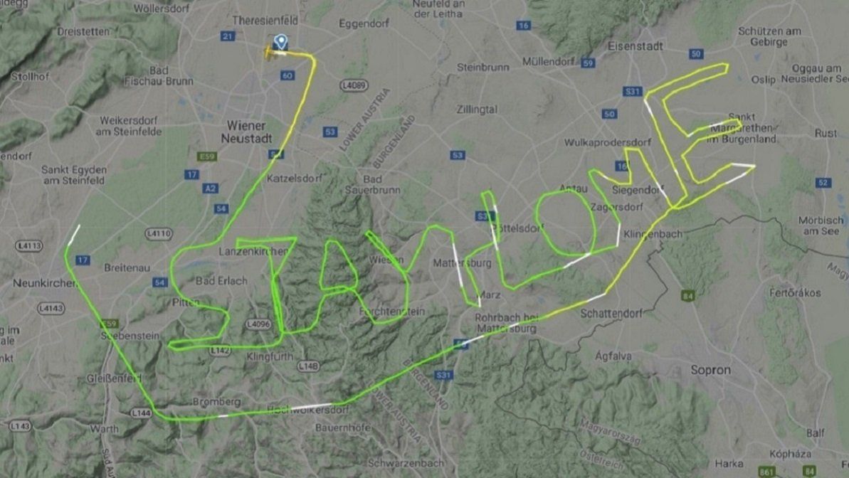Foto: un piloto escribió en el cielo quédate en casa en medio de la pandemia