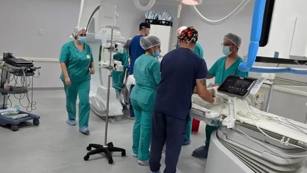 El equipo médico del Hospital de Niños Dr. Orlando Alassia prepara la sala donde se realizó el primer implante de un cardiodesfibrilador subcutáneo en la historia del hospital y de la provincia.